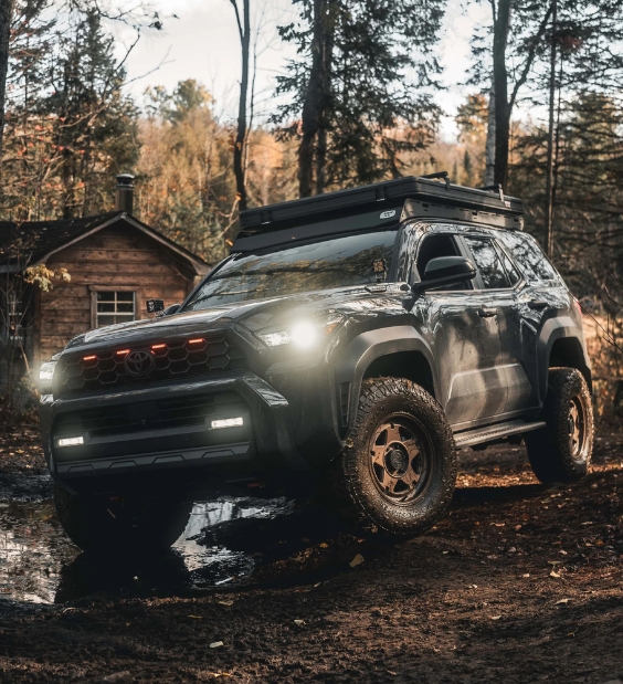 SUV con la tienda de techo plegada